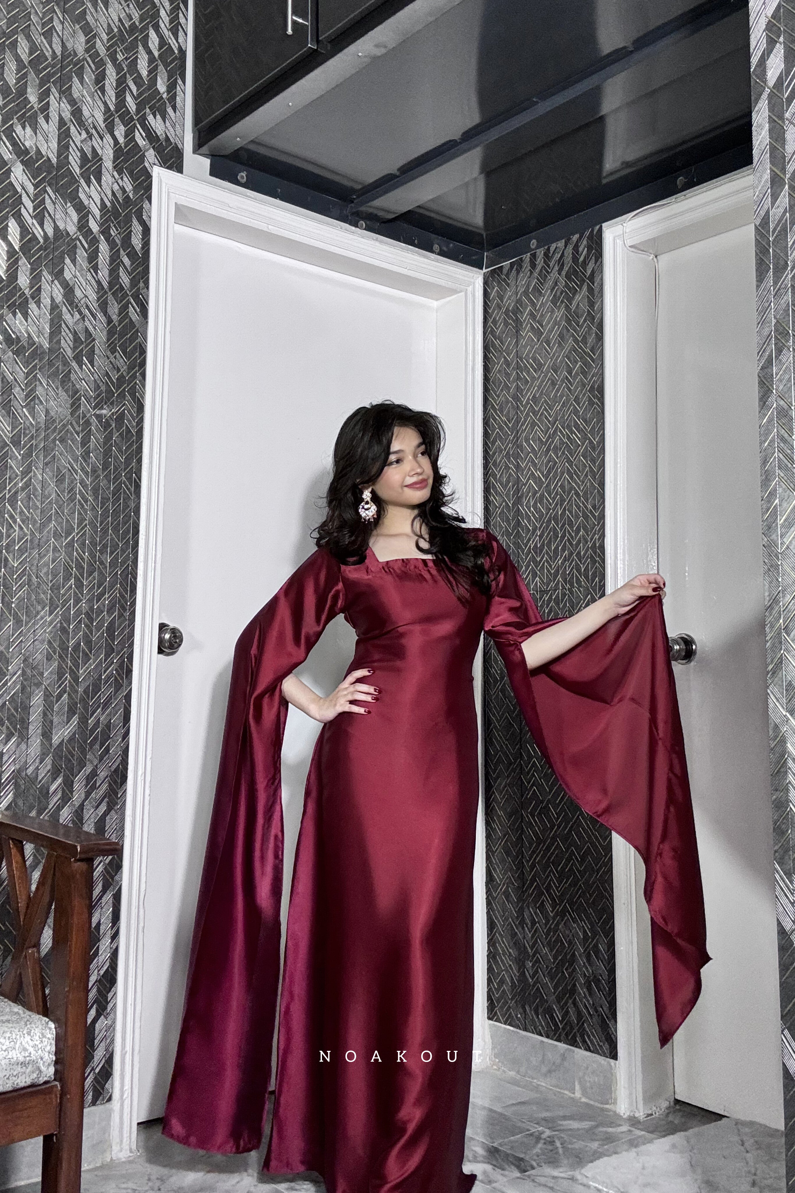 { SILK STATEMENT SLEEVES DRESS }